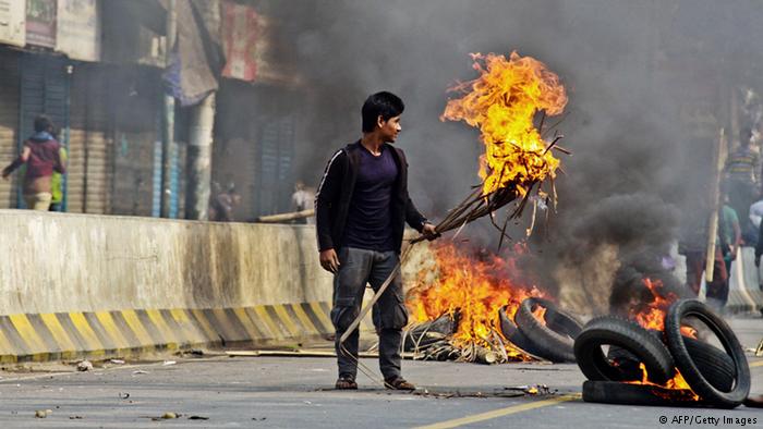 রাজনীতির অসুখে বলি দেশের অর্থনীতি